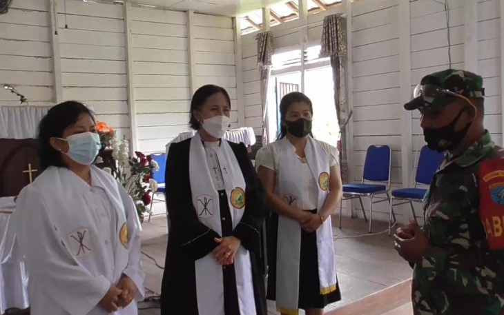 Jalin Komunikasi Sosial, Anggota Satgas TMMD Silaturahmi ke Pengurus Gereja