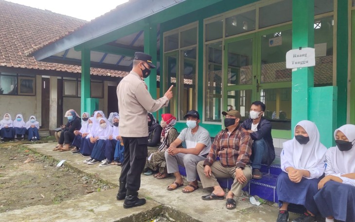 Pantau Vaksinasi, Kapolsek Argapura Ingatkan Pentingnya Prokes