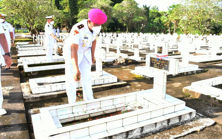 Danyonmarhanlan VIII Bitung saat melakukan ziarah