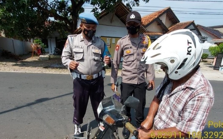 Patroli Polsek Bantarujeg Pastikan Prokes Covid-19 Dengan Himbauan Prokes Kepada Warga