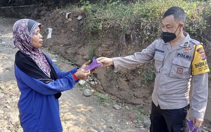 Door To Door Bhabinkamtibmas Polsek Bantarujeg Bagikan Masker kepada Warga