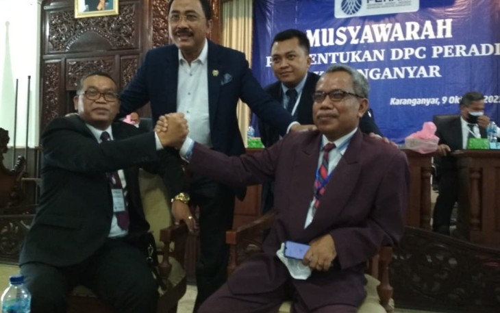Ketua DPC Peradi Kabupaten Karanganyar Periode 2021 - 2026, Kadi Sukarna (duduk sebelah kiri)