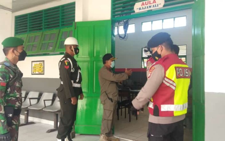 Anggota Kodim Palangka Raya Bersama Petugas Gabungan Pantau Pembelajaran Tatap Muka Terbatas di Sekolah
