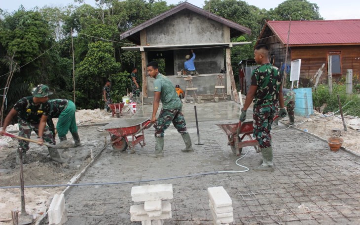 Satgas TMMD Lakukan Pengecoran Jalan Depan Pos Kamling
