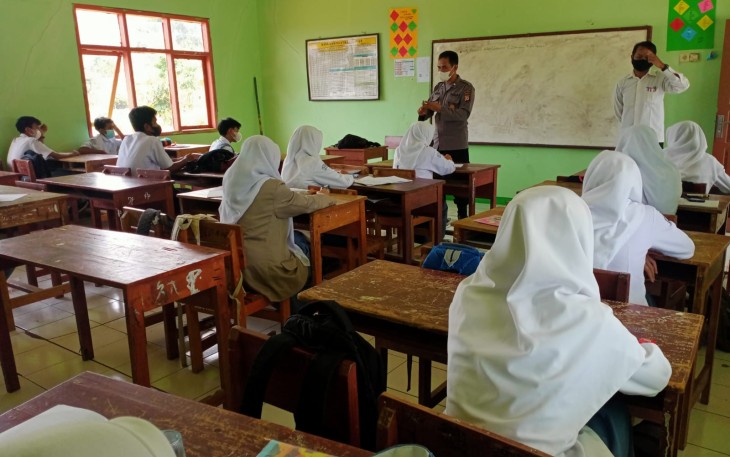 Kanit Bintibsos Sat Binmas Polres Majalengka Pantau Prokes di Madrasah Aliyah Al-Hadad