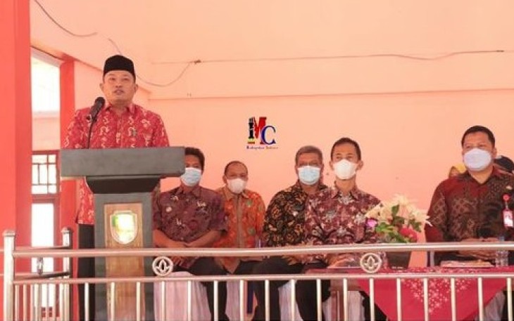 Bupati Seluma Beri Arahan  Kepada kepala Desa Dan Serahkan Mobil Operasional