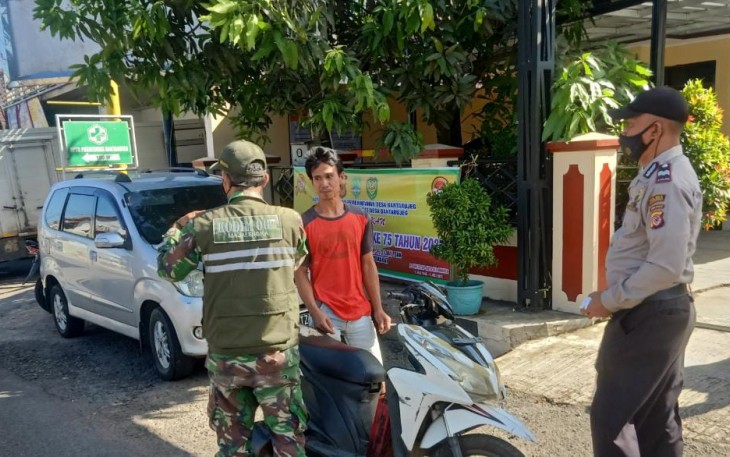 Selain Ops Yustisi, Polsek Bantarujeg dan Koramil Bagikan Masker Kepada Pengendara