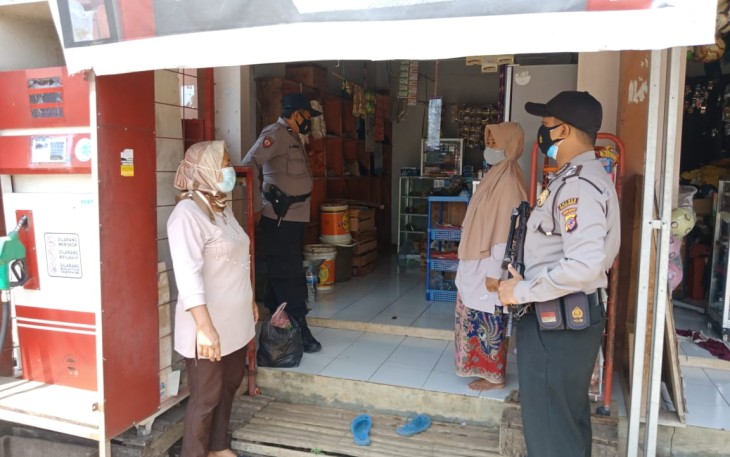 Sambangi Para Pedagang, Bhabinkamtibmas Polsek Dawuan Berikan Himbauan Prokes Covid-19