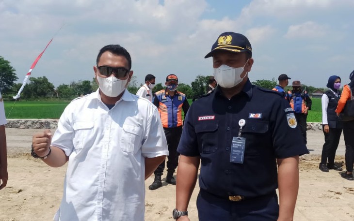 Kepala PT KAI Daop 4 Semarang Wisnu P didampingi Kabandara Dewadaru Karimun Jawa dan Bandara Ngloram Ariadi W meninjau akses jalan menuju stasiun Kapuan