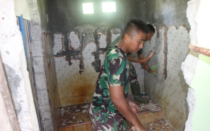 Satgas TMMD Kebut Perehaban MCK Masjid Al Ikhlas