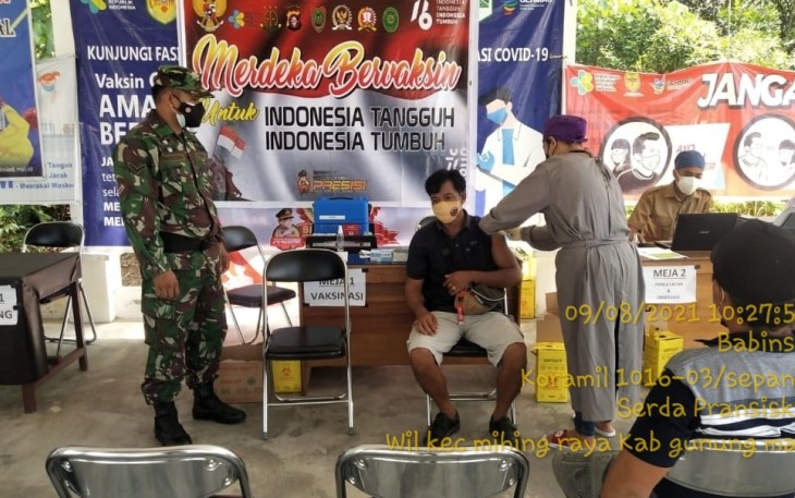 Babinsa Koramil Sepang Kawal Vaksinasi Hari Ke Empat di Desa Kampuri