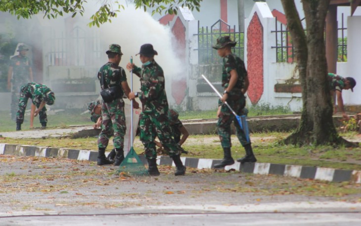 Kodim Palangka Raya Bersama TNI Jajaran Korem 102 PJG Lakukan Karya Bakti Pembersihan Taman Makam Pahlawan 