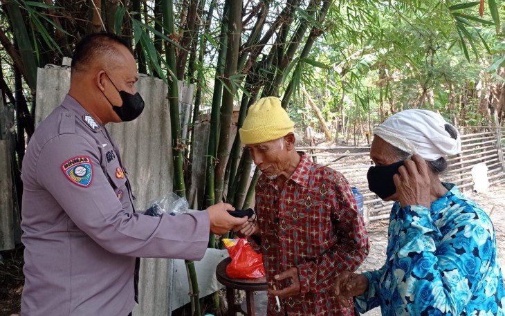 Melalui Sambang Bhabinkamtibmas Bagikan Masker Kepada Warga Binaan