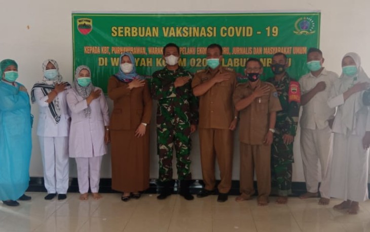 Plh Danramil 04/LB Beserta Bati Tuud dan Seluruh Babinsa Koramil 04/LB Berjibaku Sukseskan Serbuan Vaksin