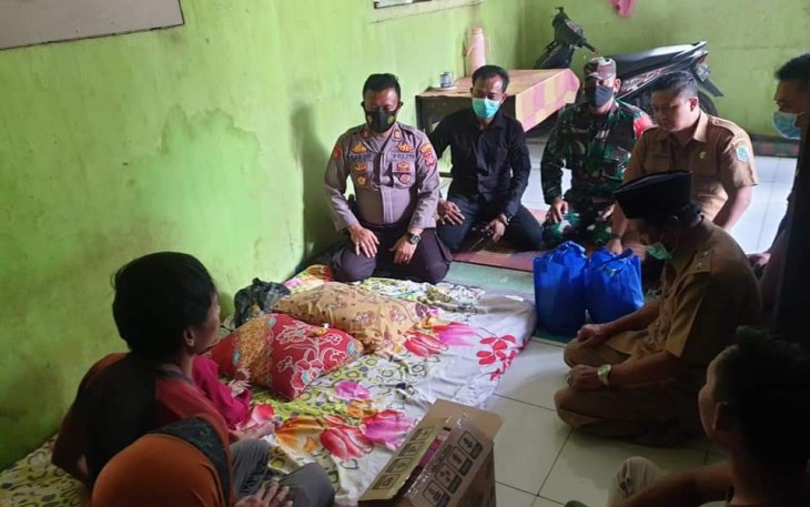  Kapolsek Rajagaluh AKP Sarjiyo Berikan Bansos Kepada Warga yang Mengalami Gangguan Pertumbuhan