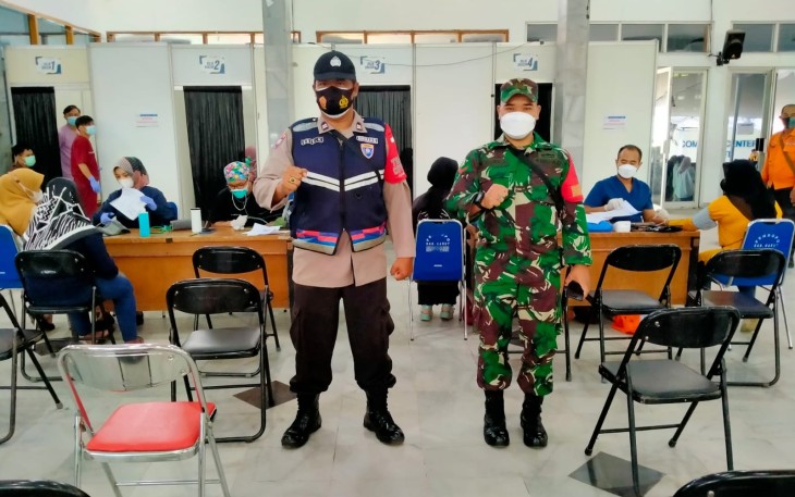 Bhabinkamtibmas Laksanakan Monitoring Vaksinasi Dosis Satu dan Dua Di Kab Garut