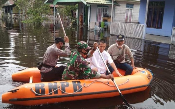 Danramil Pahandut Perintahkan Babinsa Cek Kondisi Wilayah Terdampak Banjir