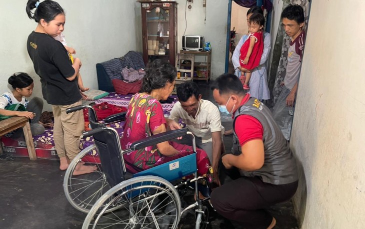 Sarmidah Mendapatkan Bantuan Kursi Roda Dari Baznas Pesawaran 