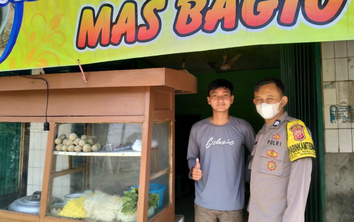 Bhabinkamtibmas Polsek Panyingkiran Himbau Warga Agar Tidak Berkerumun Tetap Patuhi Prokes