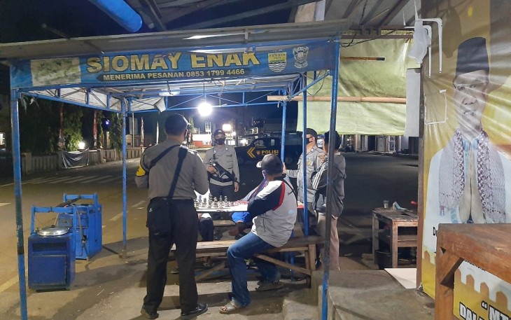 Patroli Malam Personil Polsek Malausma Berikan Himbauan Harkamtibmas dan Prokes