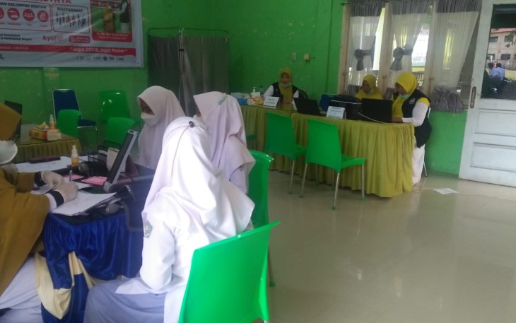 Para pelajar saat mengikuti vaksinasi covid-19 di Puskesmas Singkil.