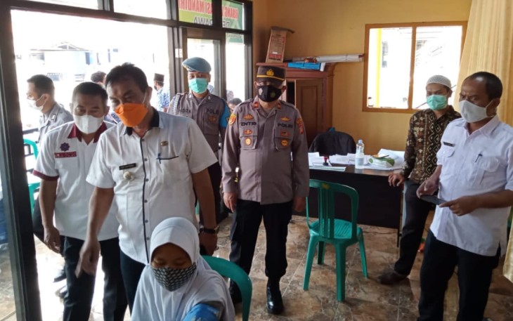 Capai Target Vaksinasi, Kapolsek Cingambul Monitoring Gebyar Vaksinasi Covid-19 Tahap I dan II di Wilkum Binaannya.