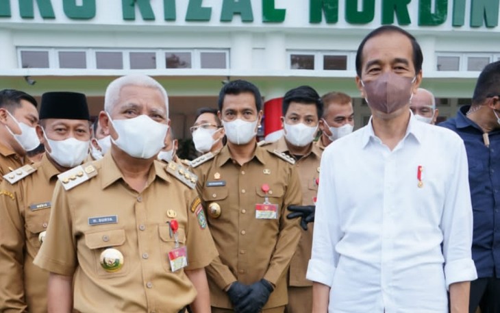 Bupati Asahan H. Surya (kiri) dan Presiden Republik Indonesia Ir. H. Joko Widodo 