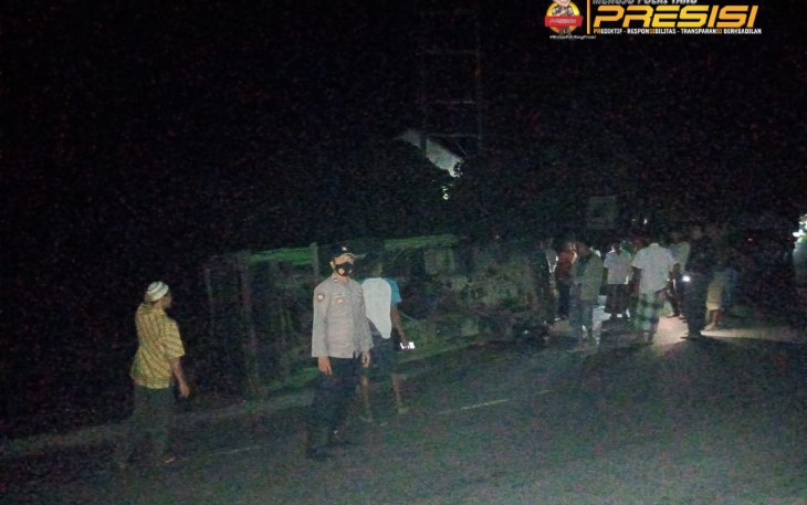 Tidak Kuat Menanjak, Truk Pengangkut Sawit Terbalik