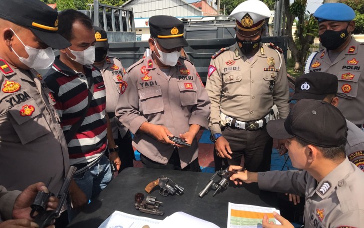 Kabag Log Polres Majalengka di Dampingi Kasi Propam Pimpin Pengecekan Senpi Anggota
