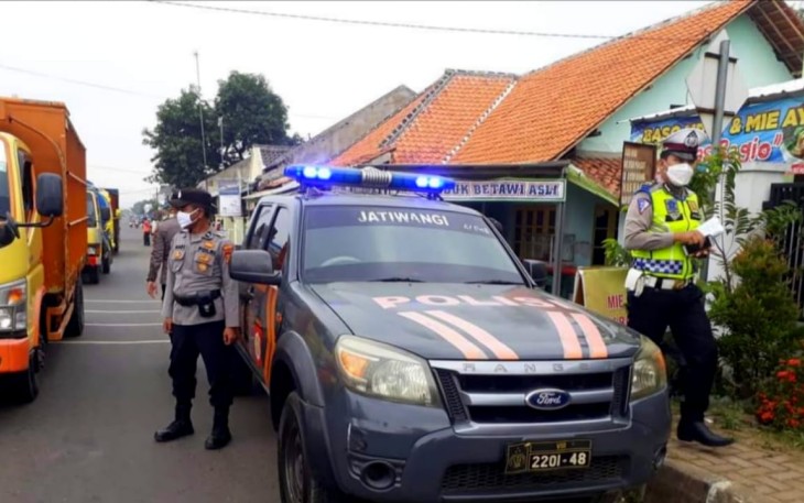 Patroli Polsek Jatiwangi Berikan Himbauan Prokes dan Tegakan Ops Yustisi di Wilkum Binaannya