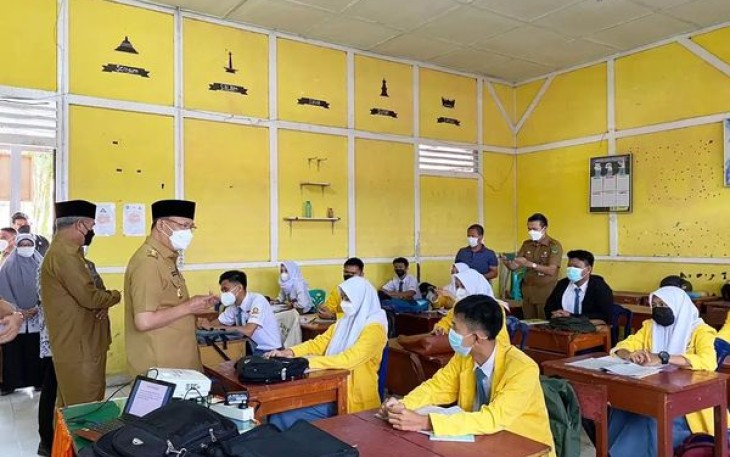  Gubernur Bengkulu Rohidin Mersyah meninjau pelaksanaan Pembelajaran Tatap Muka Terbatas (PTMT) 