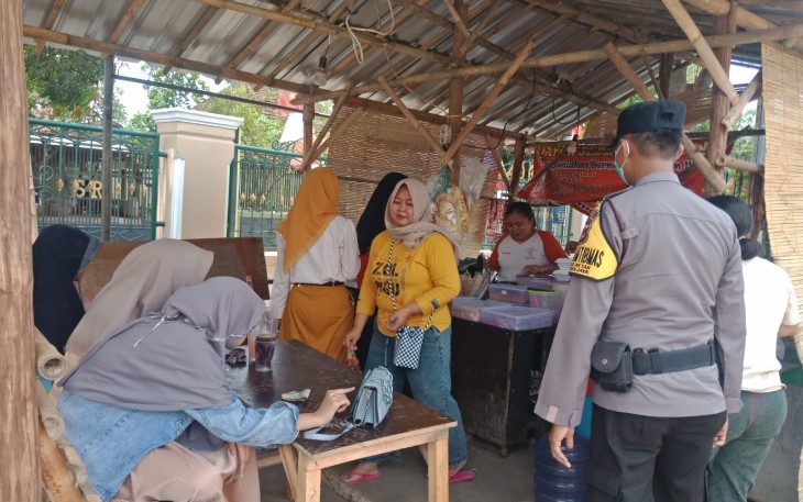 Bhabinkamtibmas Polsek Sumberjaya Dengan Humanis Himbau Masyarakat Yang Tidak Menggunakan Masker