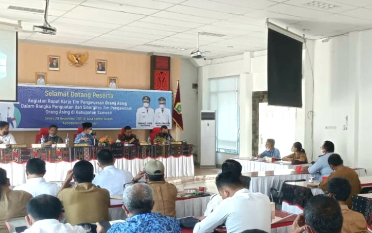 Rapat tentang pembentukan Tim Pengawasan Orang Asing (TIMPORA), di Aula Kantor Bupati Samosir