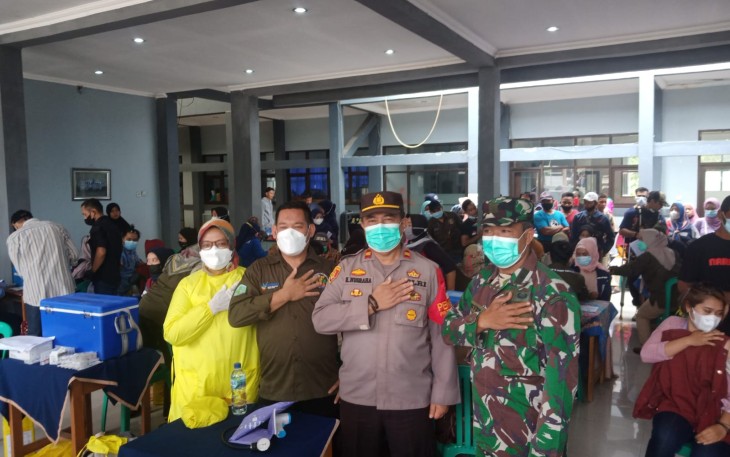 Kapolsek Cisompet - Polres Garut, Adakan Dolrfres Di Gerai Vaksin Presisi Berlokasi SMAN 22, Sekaligus Monitoring
