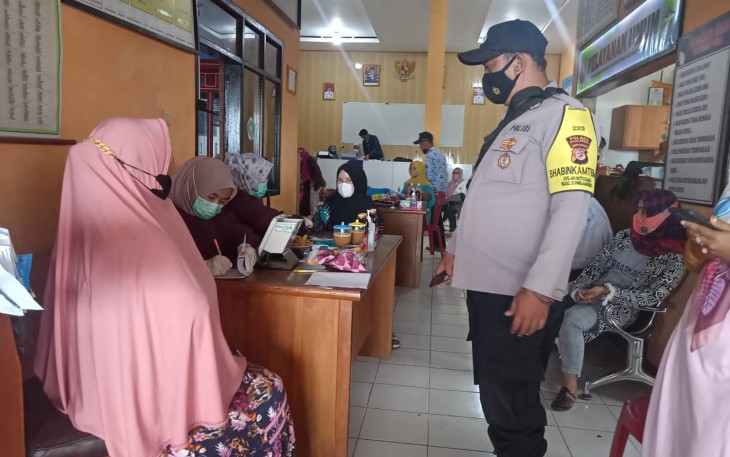 Bhabinkamtibmas Polsek Cingambul Monitoring Kegiatan Gebyar Vaksinasi Covid 19 Desa Nagarakembang Polri