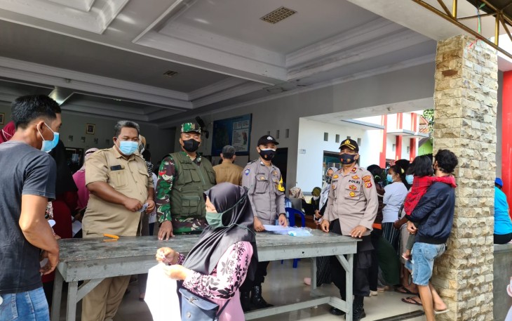 Kapolsek Kadipaten Bersama Anggota Monitoring Pastikan Vaksinasi Berjalan Lancar 