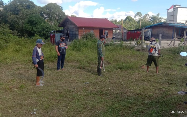 Babinsa Koramil 1016-03/Sepang dibantu sejumlah warga  Kelurahan Kampuri melaksanakan kegiatan gotong goyong dalam rangka pembersihan lahan untuk lokasi pembangunan Pos Babinsa di Kelurahan Kampuri, Kecamatan Mihing Raya. Senin (30/8/2021)