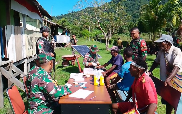 Pelayanan kesehatan gratis kepada warga Kampung Batom, Distrik Batom, Kabupaten Pegunungan Bintang.