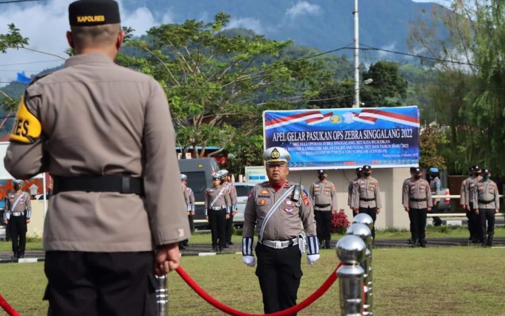 Kapolres Padang Panjang AKBP Donny Bramanto, S.IK pimpin apel gelar pasukan di halaman Mapolres