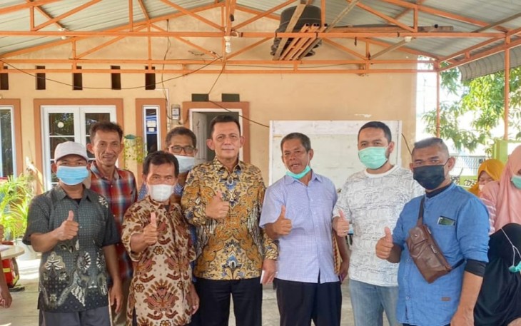 Gubernur Ansar saat meninjau Pelaksanaan Vaksinasi di Masjid Al Kausar Taman Sari Tiban Kota Batam, Sabtu (26/3). 