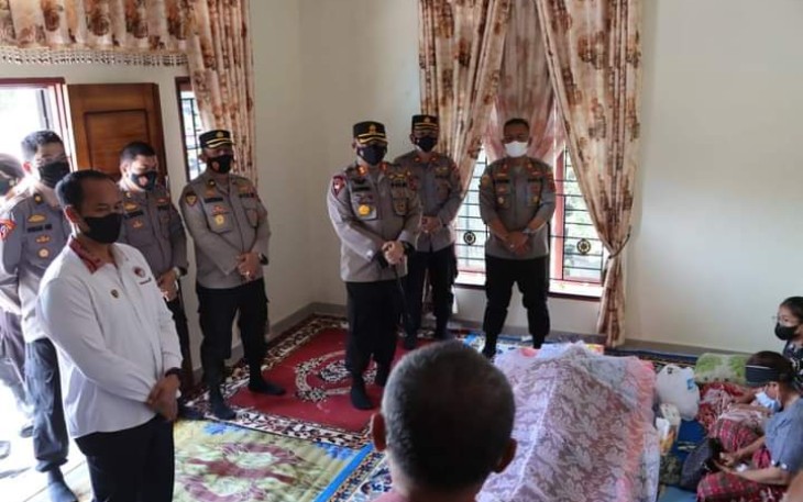 Kapolres Labuhanbatu saat Melayat ke Rumah Personel yang Meninggal Dunia 