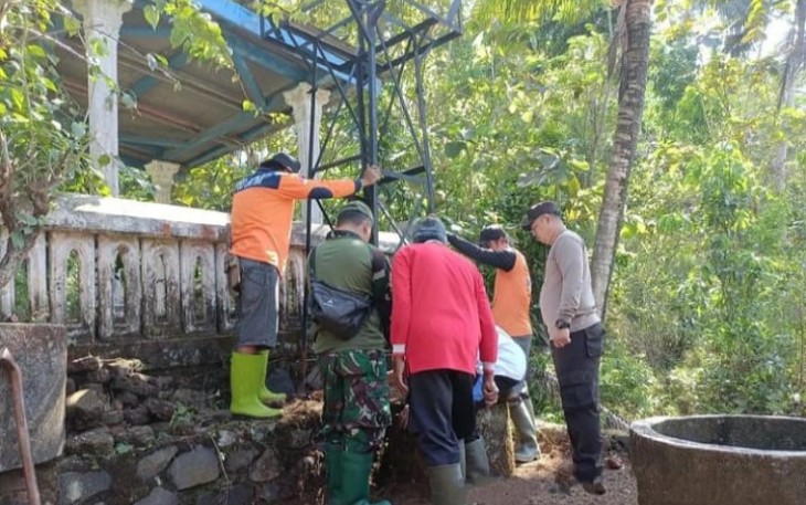 Babinsa Koramil 0801/11 Donorojo saat Lakukan Karya Bakti Pasang Penampungan Air