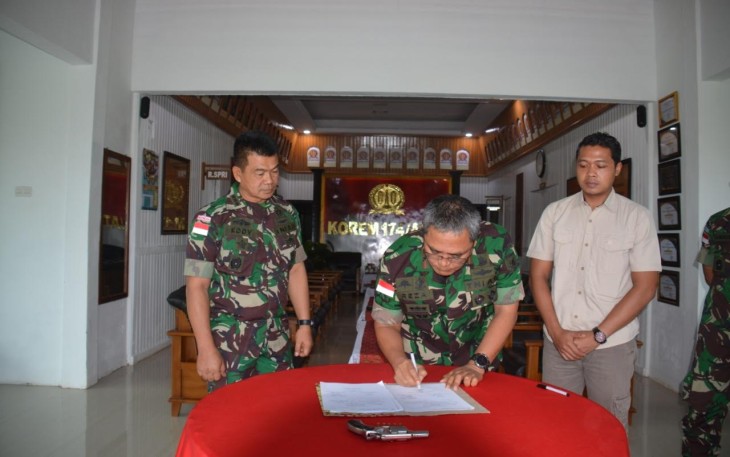 Danrem 174 Merauke saat Terima 1 Pucuk Senjata Pistol Revolver Dari Kelompok Separatis Teroris Papua