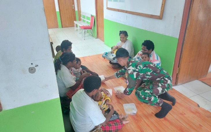 Satgas Yonif Raider 142/KJ saat berikan nasi beserta lauk pauk kepada ibu Hamil dan menyusui di Pos Gizi Desa Kogome, Distrik Karubaga, Kabupaten Tolikara, Papua Pegunungan, Senin (21/11/2022).