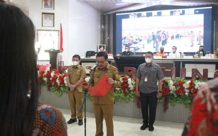 Walikota Bitung Maurits Mantiri saat membacakan sambutan pada pelantikan Forum Pengurangan Risiko Bencan Kota Bitung masa bakti 2022-2027