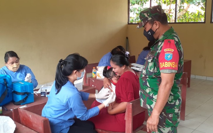 Babinsa Koramil Bukit Batu Dampingi Vaksinasi Pelajar SDN 1 Kanarakan 