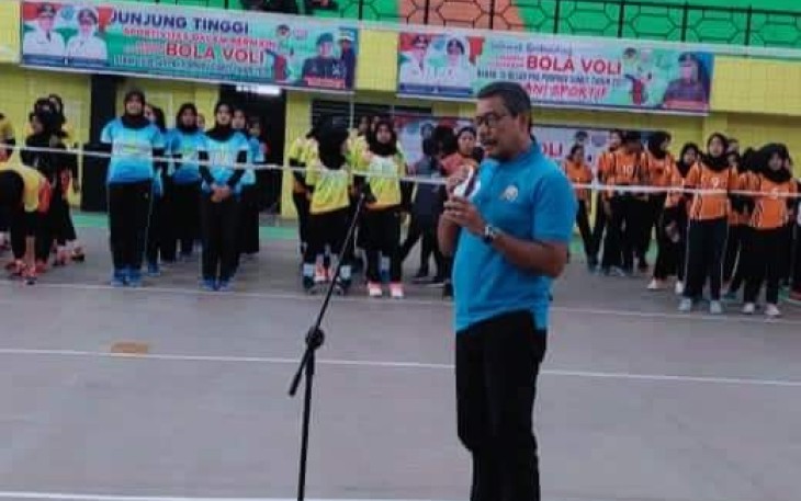Asisten II Perekonomian dan Pembangunan Setdakab Labuhanbatu, Ikramsyah Nasution saat membuka secara resmi Kejuaran bola voli Pra Porprovsu babak 16 besar tahun 2022, di Gedung Olahraga Rantauprapat, Sabtu (20/08/22) siang.
