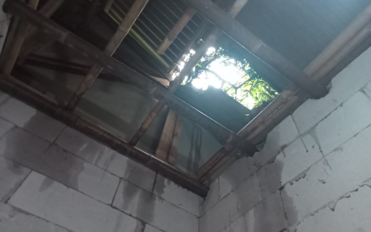 Salah satu kondisi rumah pasca diterjang angin kencang