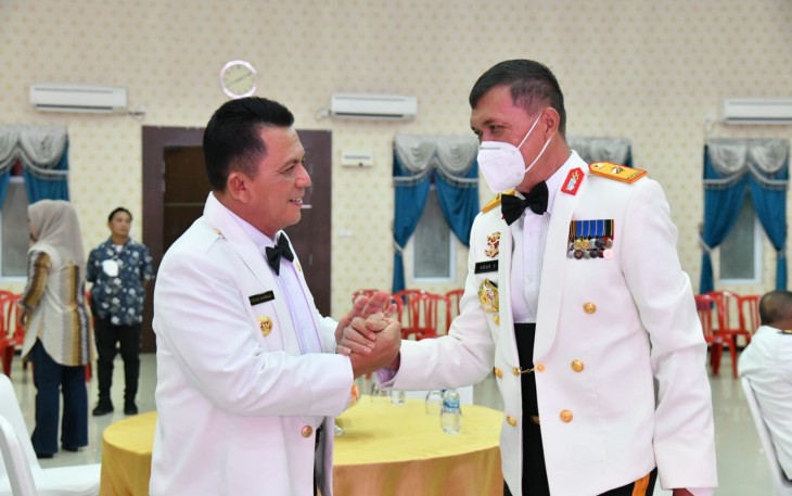 Gubernur Kepulauan Riau H. Ansar Ahmad saat menghadiri jamuan makan malam dalam rangka Syukuran Hari Pahlawan di Mapolda Kepri, Batam, Minggu (20/11). 