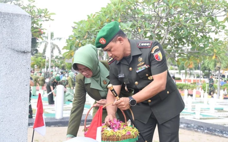 Danrem 081/DSJ Kolonel Inf Deni Rejeki saat ziarah dan tabur bunga 